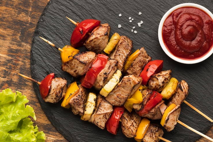 Бесплатный Фотография вид сверху вкусного шашлыка на сланце с салатом и кетчупом