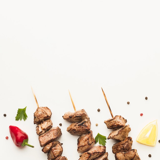 Foto gratuita vista dall'alto di un delizioso kebab con peperoncino e copia spazio