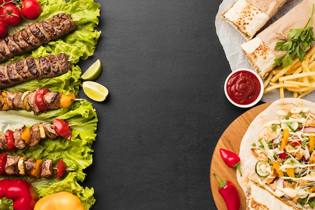 Foto gratuita vista dall'alto di un delizioso kebab con patatine fritte e ketchup