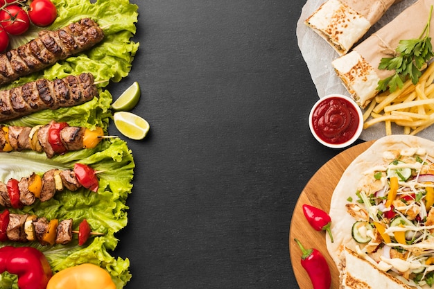 Vista dall'alto di un delizioso kebab con patatine fritte e ketchup