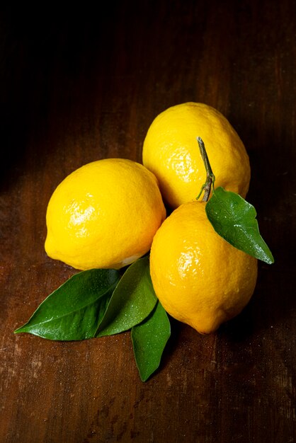 Вид сверху на вкусные лимоны на столе