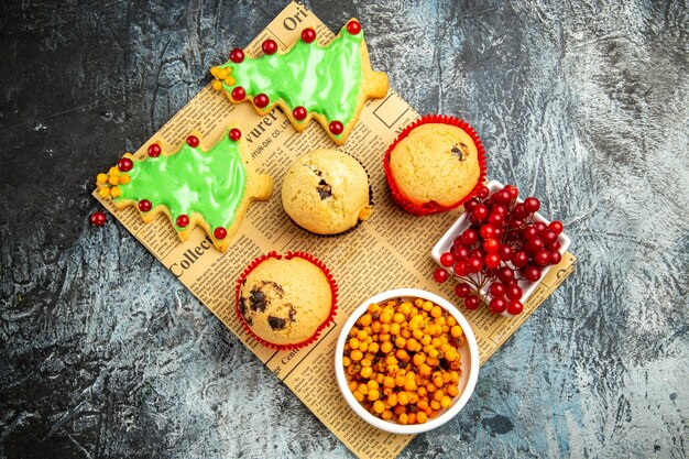 Top view delicious little cakes with fresh berries