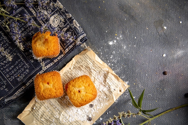 紫色の花とおいしい小さなケーキのトップビュー