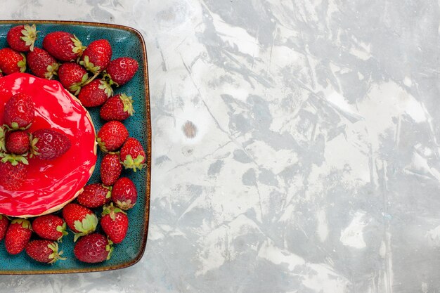 Top view delicious looking cake little pie with red cream and fresh strawberries on white background cake biscuit cream sugar sweet