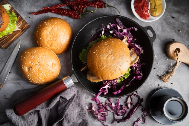 Foto gratuita hamburger dall'aspetto delizioso vista dall'alto