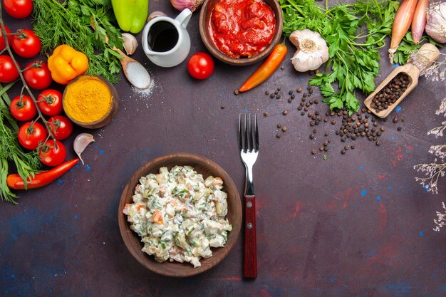 Vista dall'alto deliziosa insalata maionese con verdure e verdure in uno spazio buio