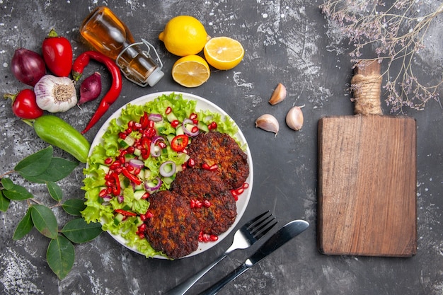 Free photo top view delicious meat cutlets with fresh salad