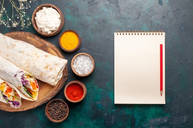 Free Photo  White tray on a blue background flat lay