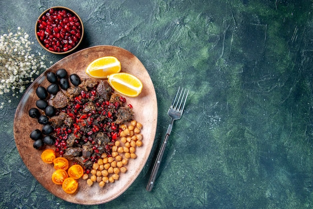 Foto gratuita vista dall'alto deliziose fette di carne fritte con fagioli uva e fette di limone all'interno del piatto, cibo piatto di carne di frutta pasto