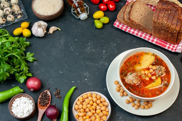 Foto gratuita la deliziosa zuppa di carne vista dall'alto è composta da fagioli di patate e carne su sfondo scuro