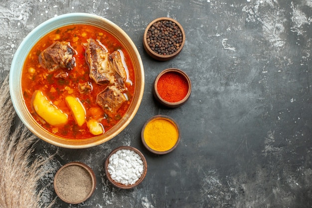 다른 조미료와 함께 상위 뷰 맛있는 고기 수프