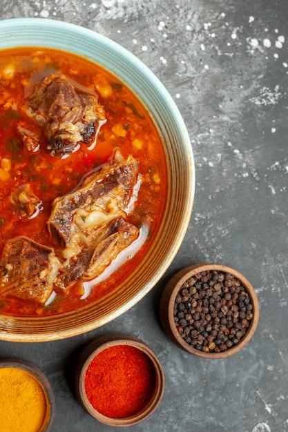 Foto gratuita vista dall'alto deliziosa zuppa di carne con condimenti diversi