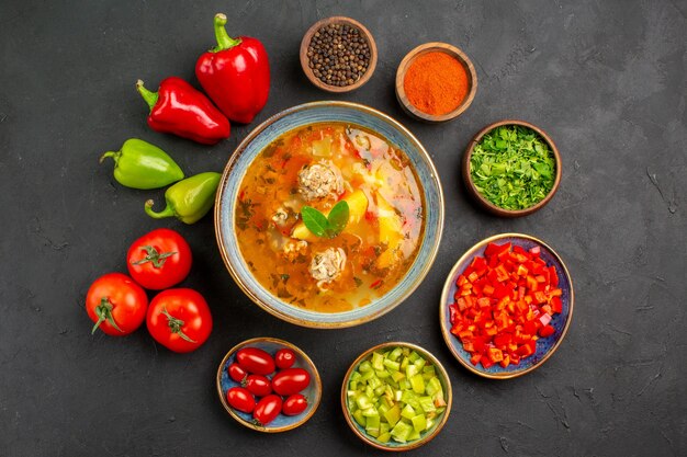 暗いテーブルの写真の食事の食糧の新鮮な野菜が付いている上面図のおいしい肉のスープ