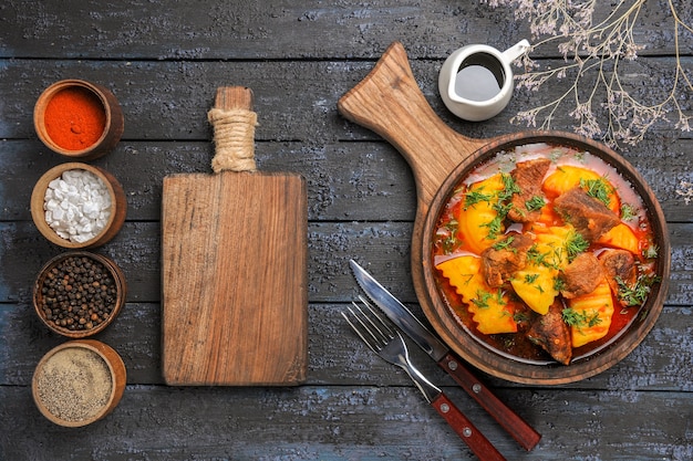 Free photo top view delicious meat soup with greens potatoes on dark desk