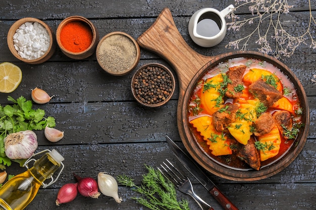 무료 사진 어두운 책상에 조미료와 함께 상위 뷰 맛있는 고기 수프