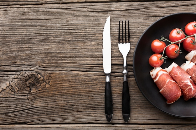 Foto gratuita vista dall'alto deliziosa carne con pomodori sul tavolo