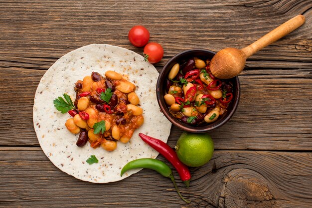 Foto gratuita vista dall'alto delizioso cibo messicano pronto per essere servito