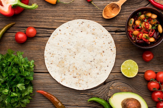 Foto gratuita vista dall'alto delizioso cibo messicano pronto per essere servito