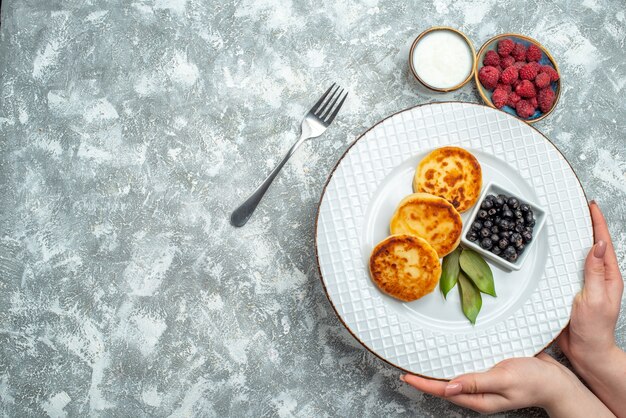 밝은 배경에 딸기가 있는 상위 뷰 맛있는 머핀