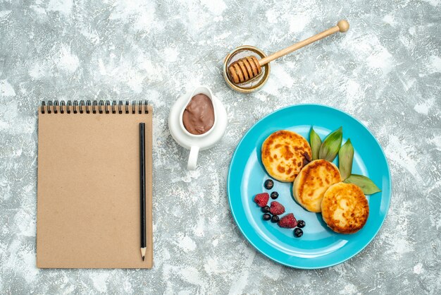 Top view delicious muffins with berries on light background