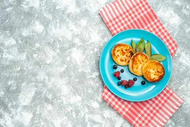 Top view delicious muffins with berries on light background