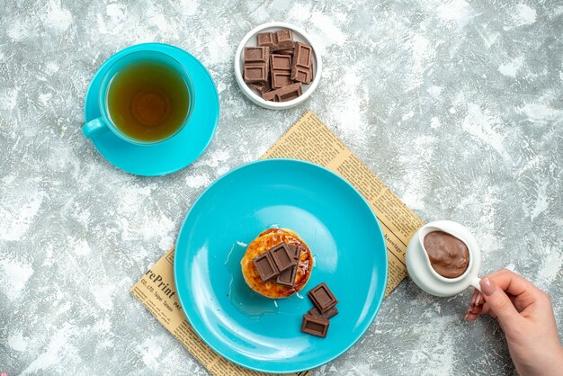 ライトデスクにお茶とチョコレートのトップビューおいしいマフィン