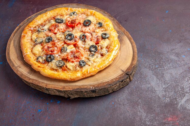 上面図暗い表面にチーズとオリーブを添えたおいしいマッシュルームピザ調理済み生地食事食品ピザイタリア生地