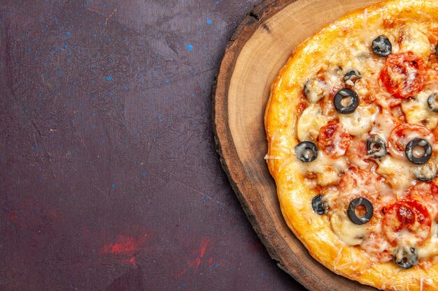 상위 뷰 맛있는 버섯 피자 어두운 표면 식사 피자 이탈리아 음식 반죽에 치즈와 올리브와 함께 반죽을 요리