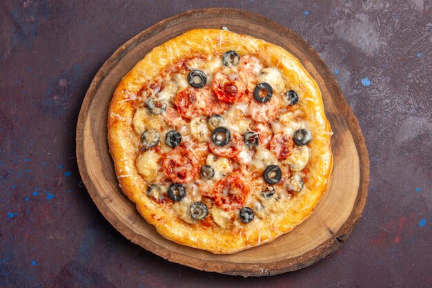 Вид сверху вкусной грибной пиццы, приготовленной с сыром и оливками на темной поверхности, еда, закуска, пицца, итальянское тесто