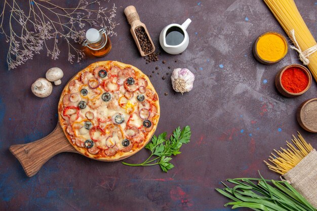 トップビューダークデスクミールフード生地スナックピザイタリアンにチーズとオリーブを添えたおいしいマッシュルームピザ