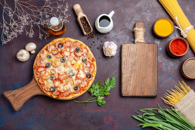 어두운 표면 식사 반죽 스낵 피자 이탈리아어에 치즈와 올리브와 상위 뷰 맛있는 버섯 피자