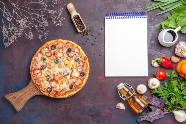 어두운 표면 식사 이탈리아 음식 반죽 스낵 피자에 치즈와 올리브와 상위 뷰 맛있는 버섯 피자
