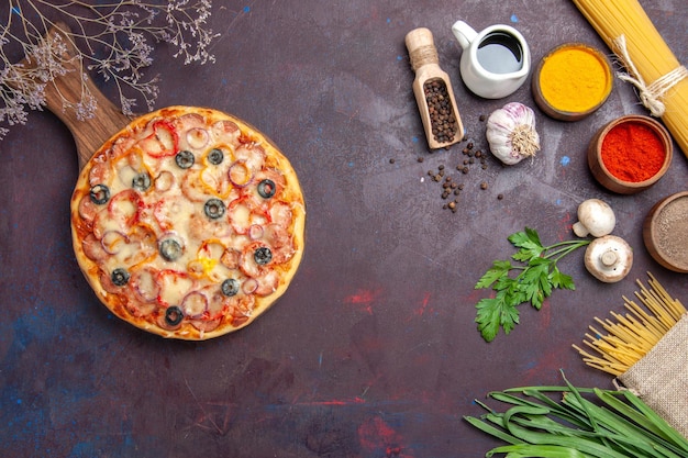 Вид сверху вкусной грибной пиццы с сыром и оливками на темной поверхности еда закуска пицца итальянское тесто