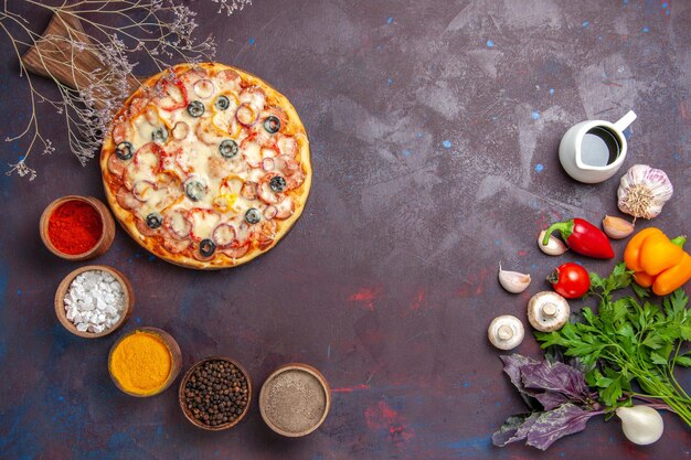 어두운 표면 반죽 음식 피자 식사 이탈리아어에 치즈 올리브와 조미료와 상위 뷰 맛있는 버섯 피자
