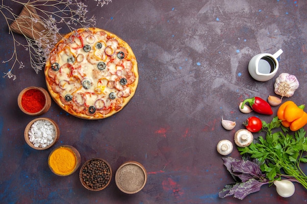暗い表面にチーズオリーブと調味料を使ったおいしいマッシュルームピザの上面図生地食品ピザミールイタリアン
