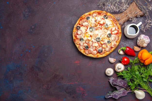 어두운 표면 반죽 피자 식사 이탈리아 음식에 치즈 올리브와 조미료와 상위 뷰 맛있는 버섯 피자