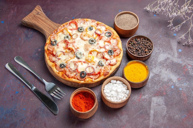 Вид сверху вкусной грибной пиццы с сырными оливками и приправами на темной поверхности еда для пиццы тесто для еды итальянское