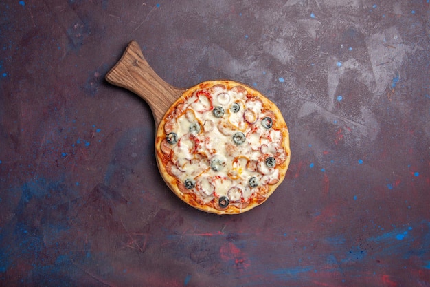 トップビューダークデスクにチーズオリーブとトマトを添えたおいしいマッシュルームピザイタリア料理食事生地ピザ