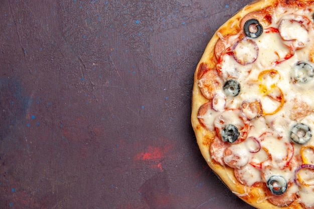 濃い紫色の表面にチーズオリーブとトマトを添えたおいしいマッシュルームピザの上面図イタリア料理生地ピザ食品