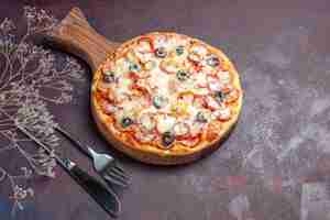 Free photo top view delicious mushroom pizza with cheese olives and tomatoes on dark surface pizza meal dough food italian