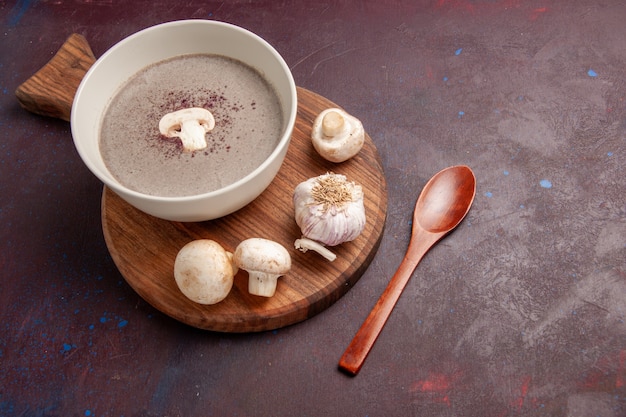 Foto gratuita vista dall'alto deliziosa zuppa di funghi con funghi freschi sullo spazio viola scuro