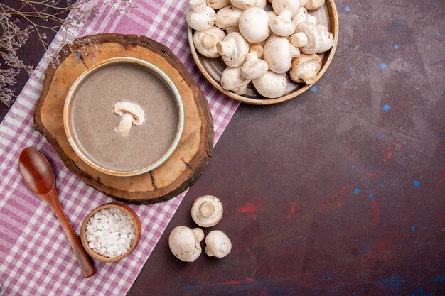 Vista dall'alto deliziosa zuppa di funghi con funghi sullo spazio buio