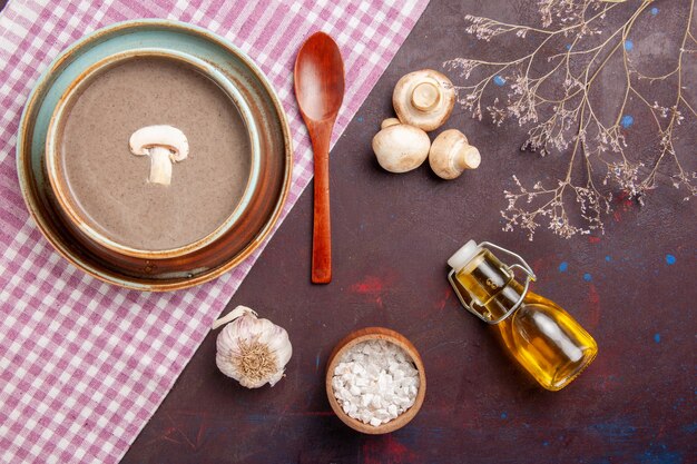 Vista dall'alto deliziosa zuppa di funghi con olio su uno spazio buio