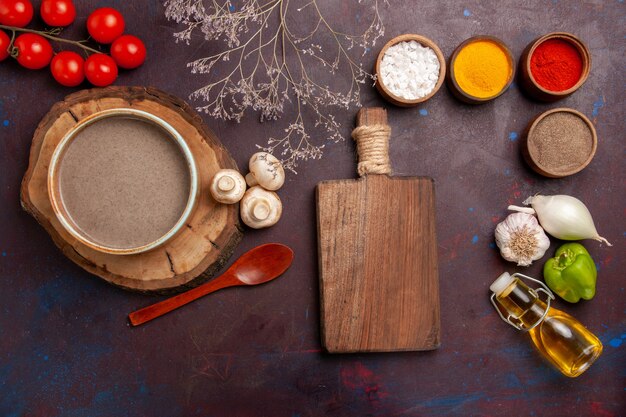 Foto gratuita vista dall'alto deliziosa zuppa di funghi con condimenti nello spazio buio