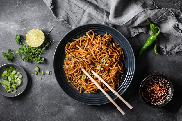 Foto gratuita vista dall'alto del delizioso concetto di tagliatelle