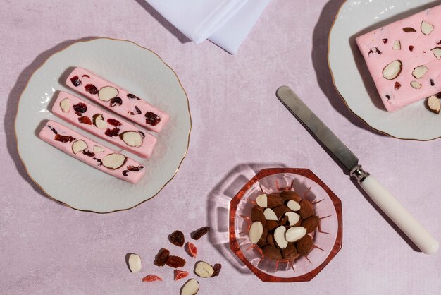 Foto gratuita deliziosi torroni vista dall'alto su sfondo rosa