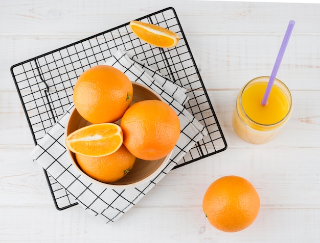 Вид сверху вкусный апельсиновый сок готов к употреблению