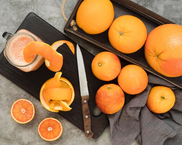 テーブルの上のトップビューおいしいオレンジ
