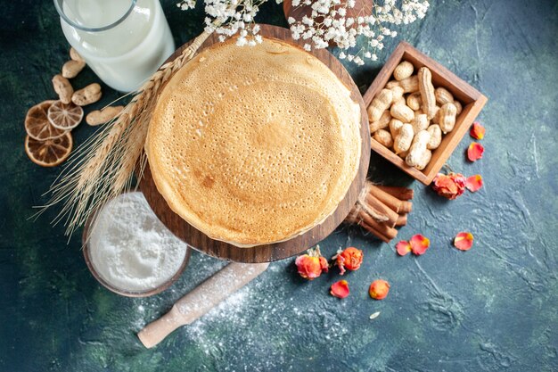 진한 파란색 표면에 우유와 함께 상위 뷰 맛있는 팬케이크