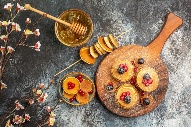 Вид сверху на вкусные блины с различными ингредиентами